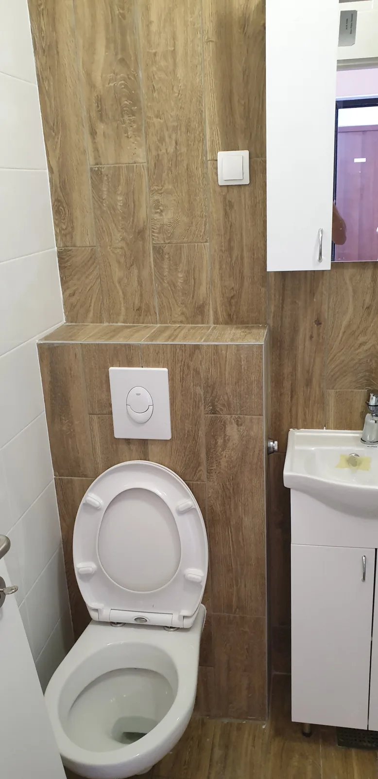 Apartmani Medena — Ugrađena WC školjka i umivaonik s ormarićem