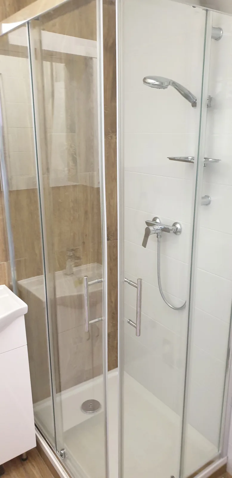 Apartmani Medena — Tuš kabina nakon montaže
