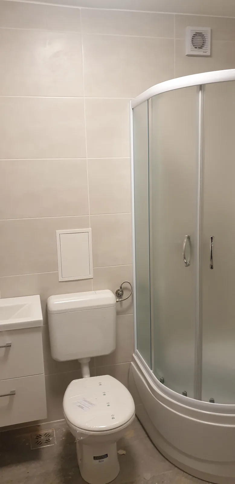 Apartmani Medena — Tuš kabina, WC školjka i umivaonik nakon montaže