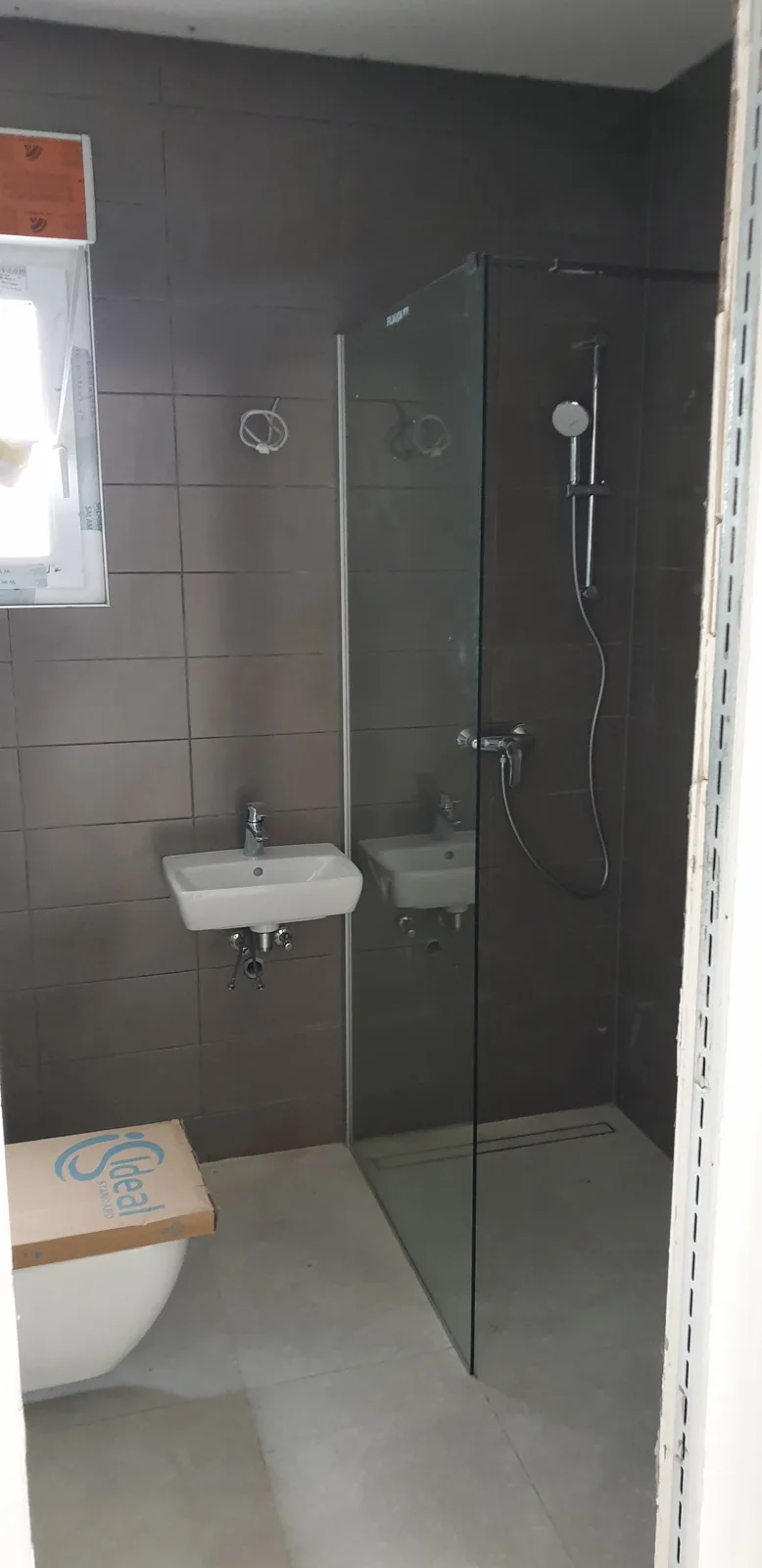 Odakova — Završena kupaonica s tušem, umivaonikom i WC školjkom