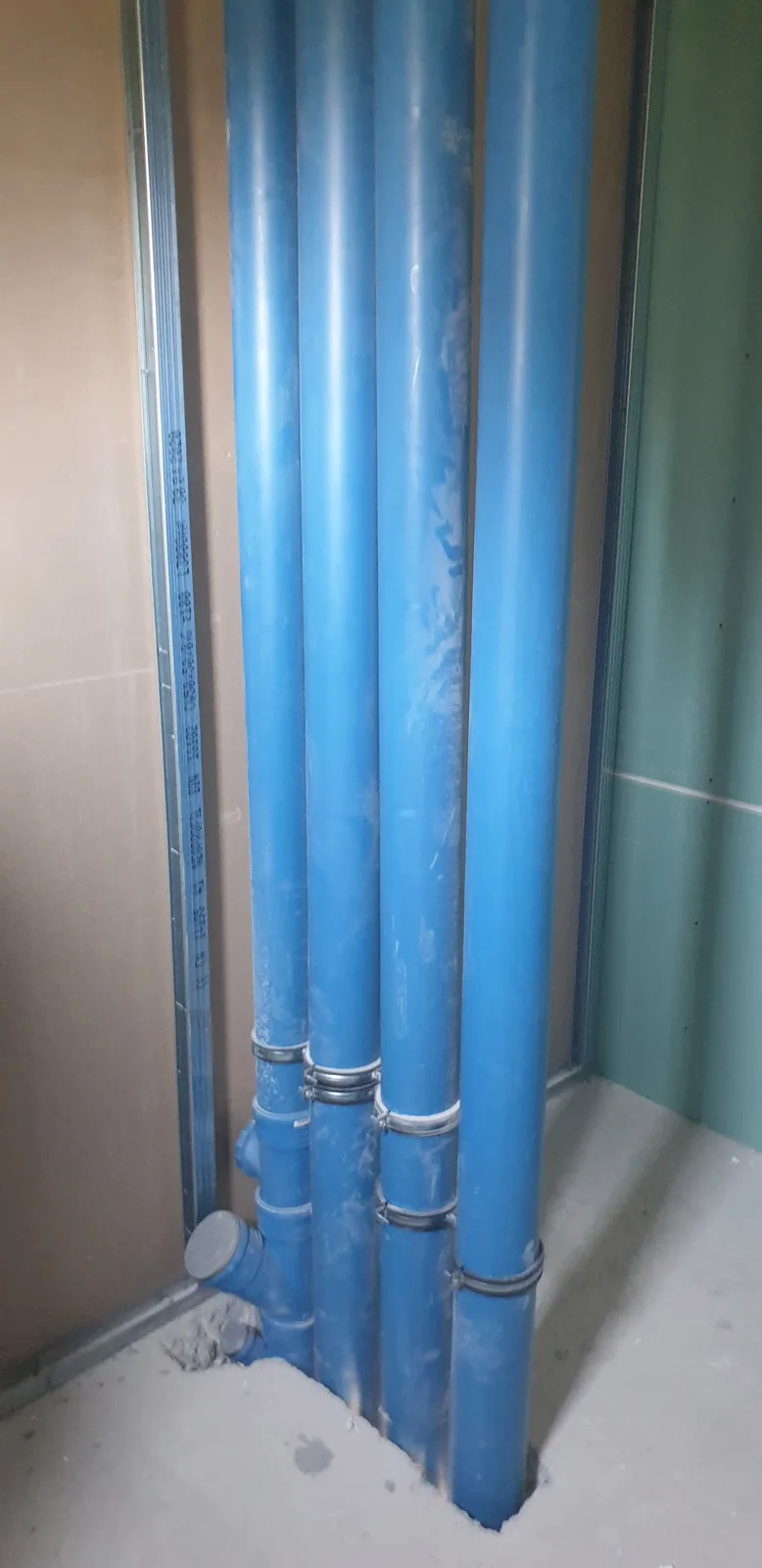 Odakova — Vertikalni razvod cijevi, detalj prije zatvaranja zida