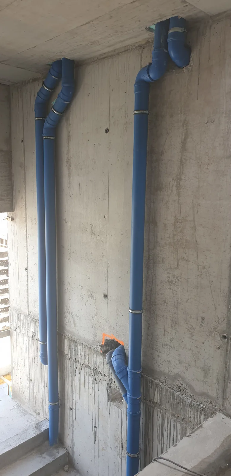 Trokut — Vertikalni razvod uz betonski zid