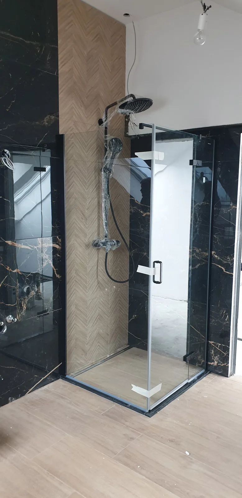 Završeni tuš sa staklenim vratima — Villa Pantovčak